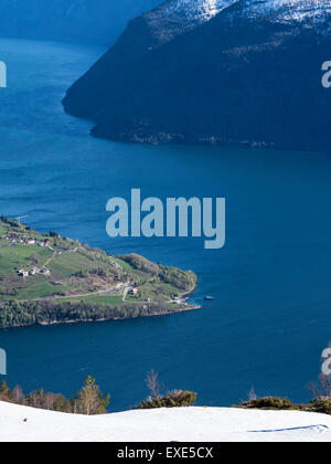 Vista dal Monte Molden, oltre il Lustrafjord, ramo interno del Sognefjord, lingua di terra di Urnes, Norways doga più antica chiesa Foto Stock