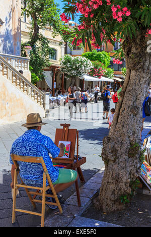 Artista locale il lavoro in corso Umberto vicino ad Aprile Square, Taormina, distretto di Messina, Sicilia, Italia Foto Stock