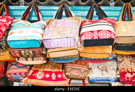 Borse tradizionali in vendita presso un negozio di souvenir in Turchia Foto Stock