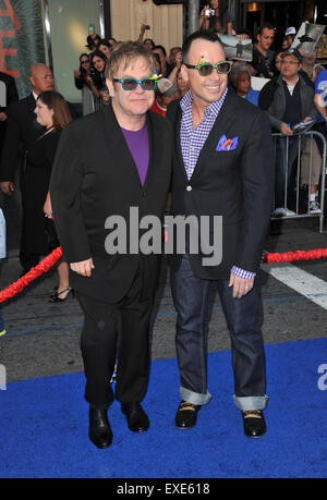 LOS ANGELES, CA - 23 gennaio 2011: Elton John & David arredare (a destra) al mondo premiere del loro nuovo film di animazione " Gnomeo & Juliet' al El Capitan Theater di Hollywood. Foto Stock