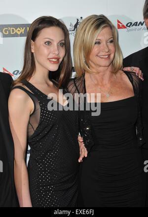 LOS ANGELES, CA - 22 gennaio 2011: Chloe Lattanzi con sua madre Olivia Newton-John a 2011 G'Day USA Black Tie Gala in Hollywood Palladium. Foto Stock