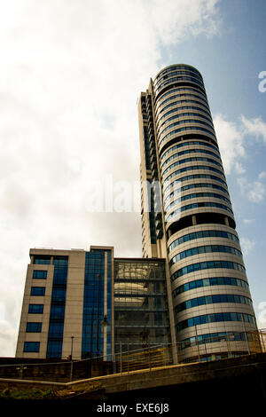 Bridgewater Place in Leeds vista dal fiume Aire e canal per via navigabile in Leeds Foto Stock