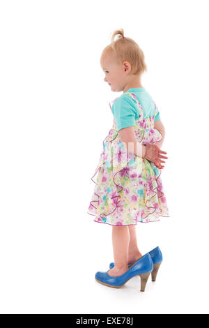 Il Toddler girl inmothers permanente big shoes isolate su sfondo bianco Foto Stock