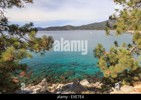 Vista sul maestoso lago Tahoe dalle proprie coste vicino Incline Village, NV, Stati Uniti d'America. Foto Stock