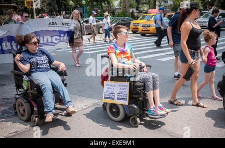 New York, Stati Uniti d'America. 12 Luglio, 2015. Le persone con disabilità e i loro sostenitori marzo giù Broadway dal Madison Square Park di New York per la prima relazione annuale di disabilità Pride Parade di domenica, luglio 12, 2015 festeggia il venticinquesimo anniversario della firma degli americani con disabilità Act (ADA). L'ADA garantita l'accessibilità per i disabili e rimossi gli ostacoli all'occupazione, trasporto pubblico, alloggi, servizi pubblici e telecomunicazioni. Credito: Richard Levine/Alamy Live News Foto Stock