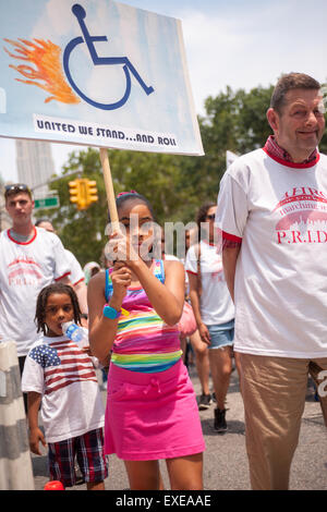 New York, Stati Uniti d'America. 12 Luglio, 2015. Le persone con disabilità e i loro sostenitori marzo giù Broadway dal Madison Square Park di New York per la prima relazione annuale di disabilità Pride Parade di domenica, luglio 12, 2015 festeggia il venticinquesimo anniversario della firma degli americani con disabilità Act (ADA). L'ADA garantita l'accessibilità per i disabili e rimossi gli ostacoli all'occupazione, trasporto pubblico, alloggi, servizi pubblici e telecomunicazioni. Credito: Richard Levine/Alamy Live News Foto Stock