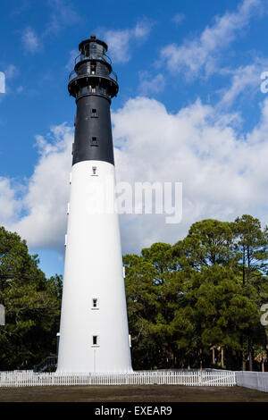 Bellissima giornata a caccia Island Lighthouse sulla caccia Island, nella Carolina del Sud. Foto Stock