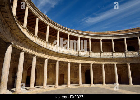 Manierista circolare interna patio nel palazzo di Carlo V Alhambra Granada Spagna Foto Stock