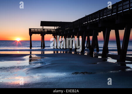 Sunrise a Tybee Island Pier, Tybee Island, Georgia Foto Stock