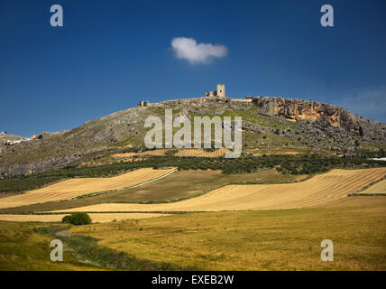 Rovine di Estrella del castello sul colle sopra Teba Malaga Spagna con campi di fattoria Foto Stock