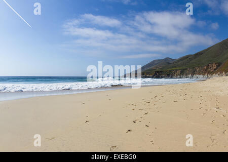 Un sentiero di strano nel cielo sopra la costa della California con un sentiero bianco dietro il piano e una linea scura davanti, girato con un Foto Stock