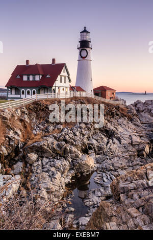 Prima del Sunrise a Portland Head Lighthouse, Cape Elizabeth, Maine Foto Stock