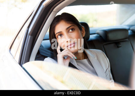 Bellissima giovane imprenditrice indiana in un taxi Foto Stock