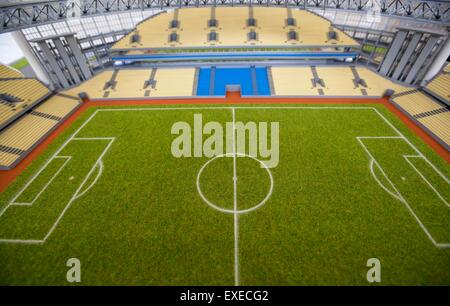 Ekaterinburg. 12 Luglio, 2015. Foto scattata a luglio 12, 2015 mostra il modello del Central stadium di Ekaterinburg, Russia. Costruito nel 1957, lo storico Central Stadium è in ricostruzione per la Coppa del Mondo FIFA Soccer torneo nel 2018. Il progetto è formato da una combinazione di pareti storiche ed è dotato di un nucleo di moderna arena. © Li Ming/Xinhua/Alamy Live News Foto Stock