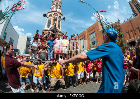 Brooklyn, New York -12 luglio 2015 120 i parrocchiani della parrocchia di Nostra Signora del Carmelo portano il Giglio attraverso le strade per l'annuale ballo di Gilio, durante la Italian American festa Credito: Stacy Rosenstock Walsh/Alamy Live News Foto Stock