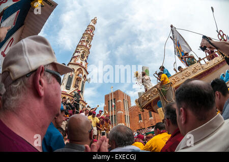 Brooklyn, New York -12 luglio 2015 120 i parrocchiani della parrocchia di Nostra Signora del Carmelo portano il Giglio attraverso le strade per l'annuale ballo di Gilio, durante la Italian American festa Credito: Stacy Rosenstock Walsh/Alamy Live News Foto Stock