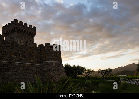 Le nuvole colorate dietro il castello silhouette al tramonto nella Napa Valley Foto Stock