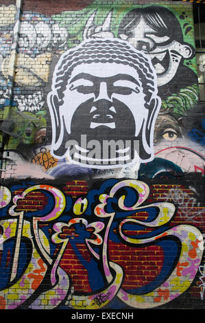 Pasta-up sovrapposta sulle versioni precedenti di arte di strada in Hosier Lane, Melbourne, Australia Foto Stock