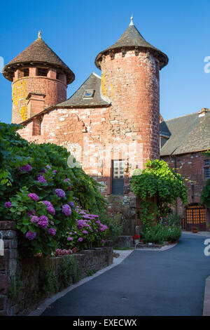 Visualizza in basso street nella città medievale di Collonges-la-Rouge, nel dipartimento di antico del Limousin, correze, Francia Foto Stock