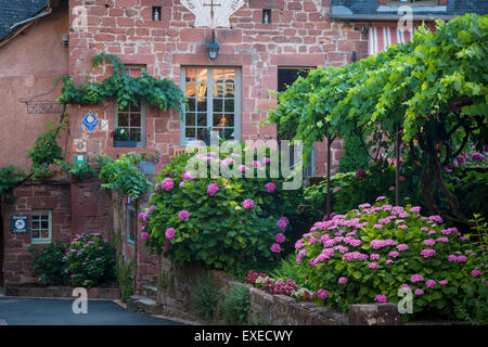 Home nella città medievale di Collonges-la-Rouge, nel dipartimento di antico del Limousin, Correze, Francia Foto Stock