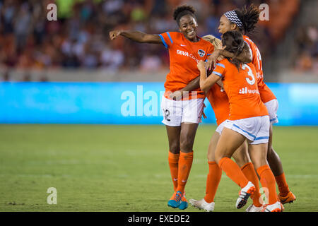 Houston, Texas, Stati Uniti d'America. 12 Luglio, 2015. Houston Dash avanti Tiffany McCarty (12) celebra il suo obiettivo con i tuoi compagni di squadra durante la seconda metà di un gioco NWSL tra la Houston Dash e il Chicago Stelle Rosse di BBVA Compass Stadium di Houston, TX su luglio 12th, 2015. © Trask Smith/ZUMA filo/Alamy Live News Foto Stock