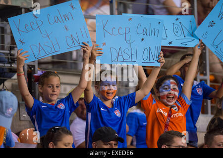 Houston, Texas, Stati Uniti d'America. 12 Luglio, 2015. Houston Dash e il Team USA ventole tenere indicazioni durante la seconda metà di un gioco NWSL tra la Houston Dash e il Chicago Stelle Rosse di BBVA Compass Stadium di Houston, TX su luglio 12th, 2015. © Trask Smith/ZUMA filo/Alamy Live News Foto Stock