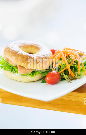 Salmone affumicato e crema di formaggio bagel con insalata Foto Stock