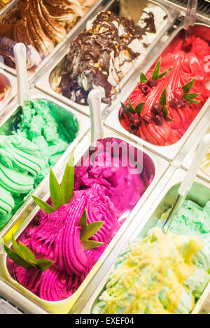 Classico tradizionale mista italian gelato il gelato in shop display Foto Stock