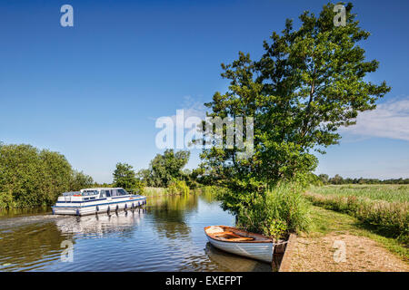 Barca a motore su Norfolk Broads vicino come Hill, Norfolk, Inghilterra Foto Stock