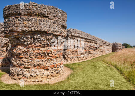 Burgh Castle Roman Fort nei pressi di Great Yarmouth, Norfolk, Inghilterra Foto Stock