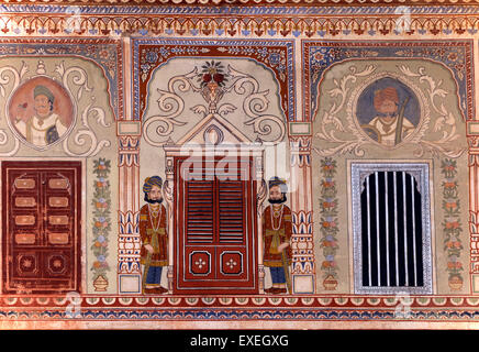 Murales nel cortile del dottor Ramnath A. Podar Haveli Museum, Nawalgarh, Jhunjhunu distretto, Rajasthan, India Foto Stock