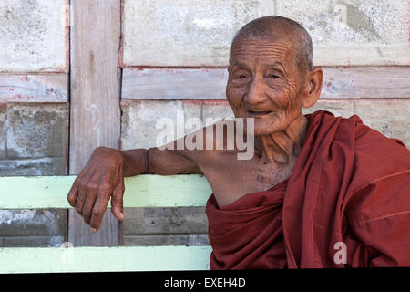 Vecchio monaco, Shwe Yan Bye Monastero, vicino a Nyaungshwe, Lago Inle, Stato Shan, Myanmar Foto Stock