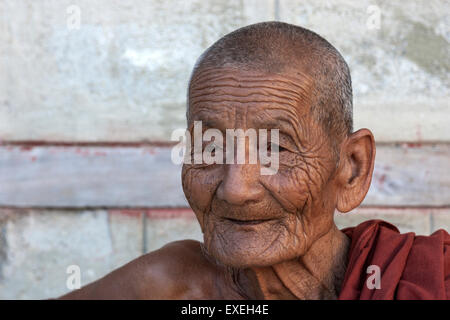 Vecchio monaco, ritratto, Shwe Yan Bye Monastero, vicino a Nyaungshwe, Lago Inle, Stato Shan, Myanmar Foto Stock