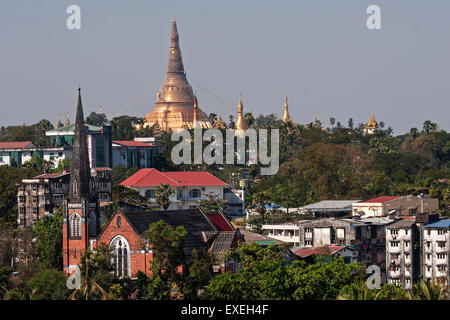 Vista della Shwedagon pagoda Yangon, Myanmar Foto Stock