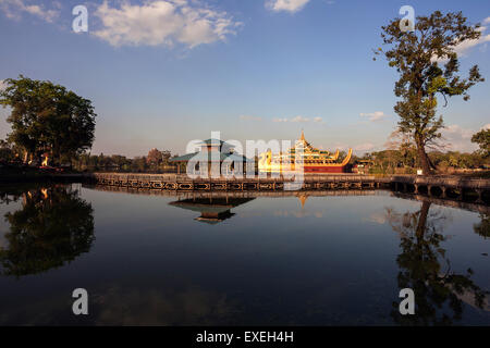 Lago Kandawgyi con Karaweik Palace Restaurant, Yangon, Myanmar Foto Stock