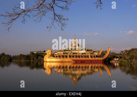 Lago Kandawgyi con Karaweik Palace Restaurant, Yangon, Myanmar Foto Stock