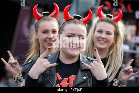 I fan della Australian rock band AC/DC pongono nel Veltins Arena prima che la band di concerto, Gelsenkirchen (Germania), 12 luglio 2015. Foto: Friso Gentsch/dpa Foto Stock