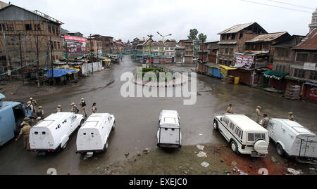 Srinagar Kashmir. 13 Luglio, 2015. Indiano soldato paramilitare sta di guardia grande moschea durante un coprifuoco a Srinagar, controllata indiana del Kashmir. Parti di Indiano-Kashmir controllata rimase sotto il coprifuoco per arrestare un rally da gruppi separatisti nella memoria del giorno nel 1931 quando la regione del re indù ordinato più di 20 musulmani del Kashmir eseguita nel tentativo di mettere giù un insurrezione. 13 luglio è osservata come martiri" Giorno nello stato. Credito: Sofi Suhail/Alamy Live News Foto Stock