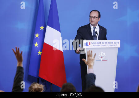 Bruxelles, Belgio. 13 Luglio, 2015. Il Presidente francese Francois Hollande gesti durante un briefing con la stampa dopo la 17 Ore di vertice euro presso la sede centrale dell'UE a Bruxelles, Belgio, 13 luglio 2015. "Dopo 17 ore abbiamo finalmente raggiunto, continueremo a sostenere la Grecia ,' Donald Tusk, il presidente del Consiglio europeo ha detto alla stampa Lunedì mattina dopo l Eurozona leader dell' 'Ultimo tentativo' per la Grecia per evitare il fallimento e di uscire dalla moneta comune europea zona. Credito: Zhou Lei/Xinhua/Alamy Live News Foto Stock