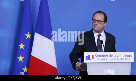 Bruxelles, Belgio. 13 Luglio, 2015. Il Presidente francese Francois Hollande gesti durante un briefing con la stampa dopo la 17 Ore di vertice euro presso la sede centrale dell'UE a Bruxelles, Belgio, 13 luglio 2015. "Dopo 17 ore abbiamo finalmente raggiunto, continueremo a sostenere la Grecia ,' Donald Tusk, il presidente del Consiglio europeo ha detto alla stampa Lunedì mattina dopo l Eurozona leader dell' 'Ultimo tentativo' per la Grecia per evitare il fallimento e di uscire dalla moneta comune europea zona. Credito: Zhou Lei/Xinhua/Alamy Live News Foto Stock