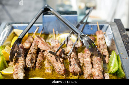 La succosa spiedini arrosto sulla barra in metallo Foto Stock