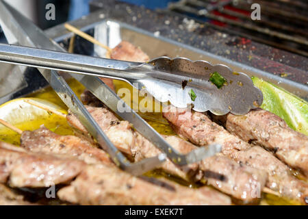 La succosa spiedini arrosto sulla barra in metallo Foto Stock