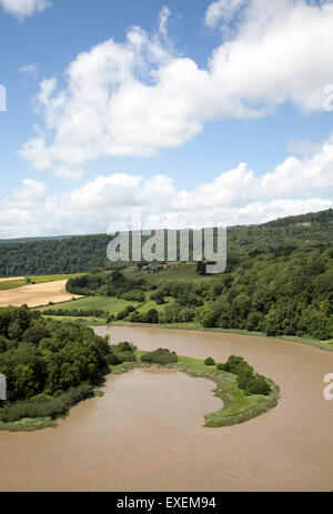 Vista nord verso Lancaut su incisa meandro, gorge e fiume allo spiedo, fiume Wye, vicino a Chepstow, Monmouthshire, Wales, Regno Unito Foto Stock