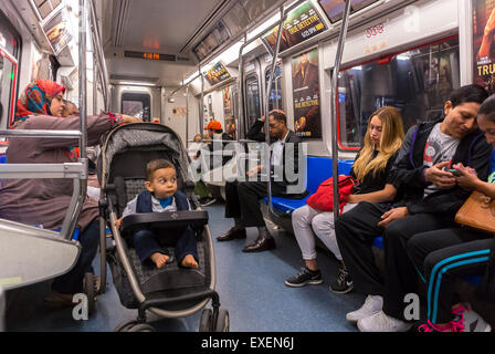 Newark, New Jersey, Stati Uniti, Vista grandangolare, gente al coperto PERCORSO della metropolitana, trasporto sotterraneo, guardare il telefono, telefoni, metropolitana di New york Foto Stock