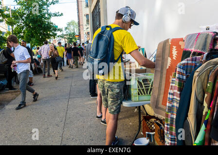 New York City, NY, STATI UNITI D'AMERICA, Hipster Giovani Shopping per dischi in vinile nel mercato delle pulci locale, venditore ambulante, nella sezione Bushwick di Brooklyn Foto Stock