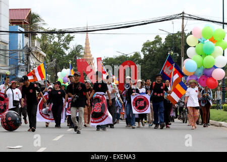 Phnom Penh Cambogia. 13 Luglio, 2015. Manifestanti cambogiano rally vicino all'Assemblea Nazionale a Phnom Penh, Cambogia, luglio 13, 2015. L'Assemblea nazionale della Cambogia lunedì ha adottato un progetto di legge sulle associazioni e organizzazioni non governative (ONG) nonostante un boicottaggio dall'opposizione legislatori e proteste. Gli attivisti hanno affermato che il progetto di legislazione potrebbe imporre restrizioni alla libertà di associazioni e ONG. Credito: Sovannara/Xinhua/Alamy Live News Foto Stock