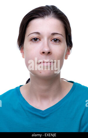 Giovane donna con guancia gonfia che soffrono di mal di denti doloroso ma cercando di mantenere un positivo atitude Foto Stock