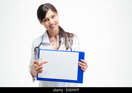 Donna sorridente medico puntare il dito sulla clipboard isolato su uno sfondo bianco. Guardando la fotocamera Foto Stock