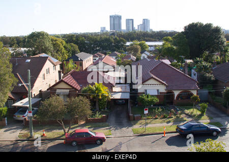 La vista da Concord stazione ferroviaria Ovest di Sydney guardando ad ovest oltre il sobborgo di Concord West verso il Bicentennial Park, con Foto Stock