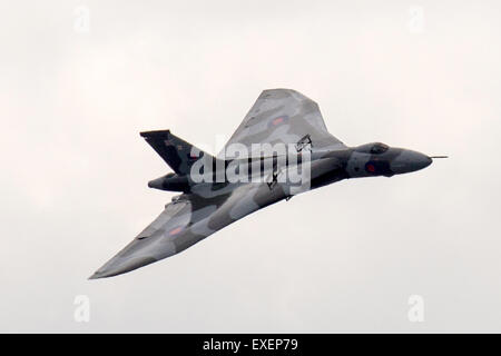 Yeovilton, Somerset, Regno Unito. 11 Luglio, 2015. 11 Luglio 2015: RNAS Yeovilton, Somerset, Regno Unito. La XH558 Avro Vulcan, di tutto il mondo lo scorso battenti esempio visualizza nel suo ultimo anno di servizio presso la Royal Navy del pluripremiato Yeovilton aria giorno attira oltre 35.000 visitatori, significative UK/militari stranieri la partecipazione e il sostegno da parte del mondo che portano le imprese del settore aerospaziale. Credito: KEITH MAYHEW/Alamy Live News Foto Stock